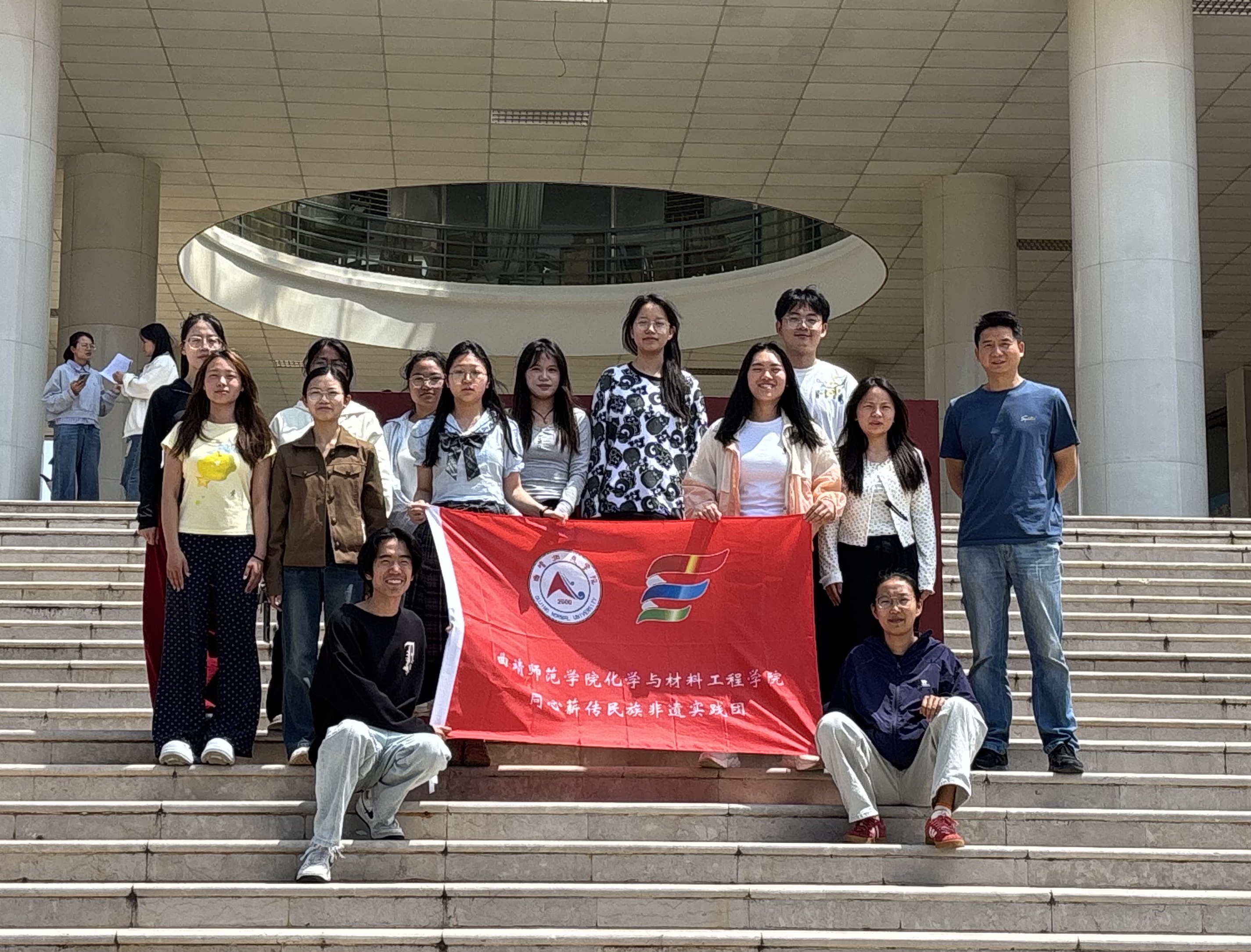 同心薪传民族非遗实践团全体成员及负责教师合影.jpg 同心薪传民族非遗实践团全体成员及负责教师合影.jpg